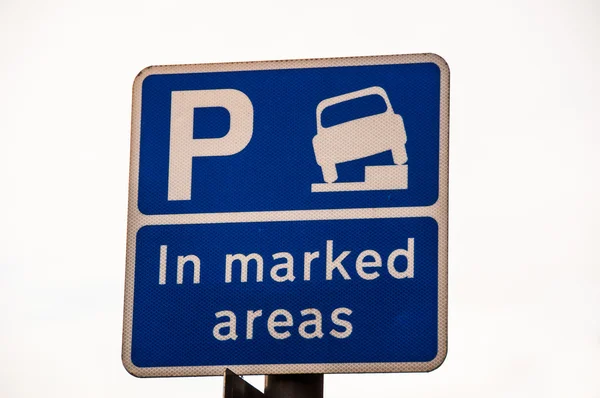 Curb Parking sign in side street in Cambridge UK — Stock Photo, Image