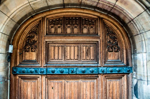 Παλαιά ξύλινη πόρτα με Μηχανουργικά — Φωτογραφία Αρχείου
