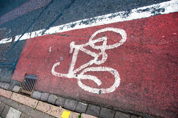 Fahrbahnmarkierungen für Radfahrstreifen — Stockfoto