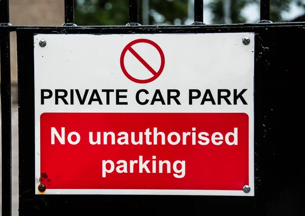 Znak prywatny parking na metal brama — Zdjęcie stockowe