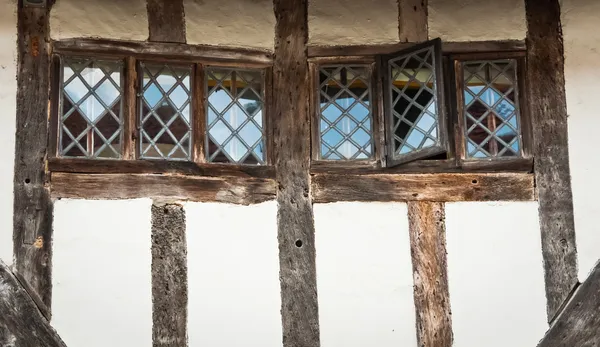 Janela da cabana de madeira de Lavenham, Inglaterra, Suffolk, Reino Unido — Fotografia de Stock