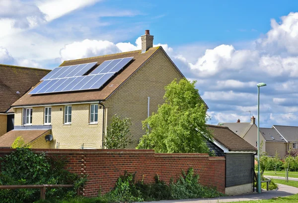 Grüne Energie aus Sonnenkollektoren auf einem Dach Stockfoto