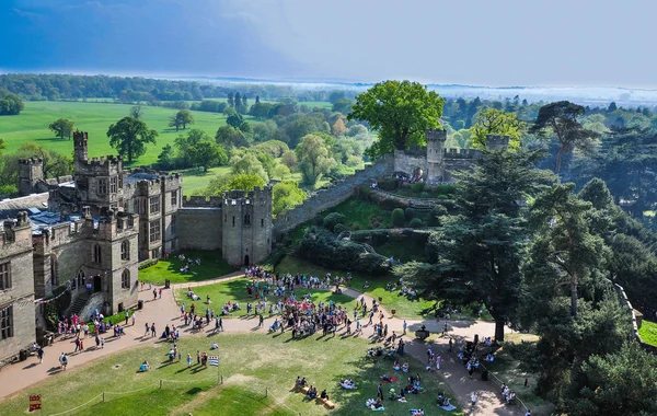 Luftaufnahme von Warwick Castle (Panoramabild)) lizenzfreie Stockfotos