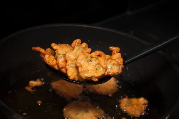 Färsk stekt pakora, lök bhaji — Stockfoto