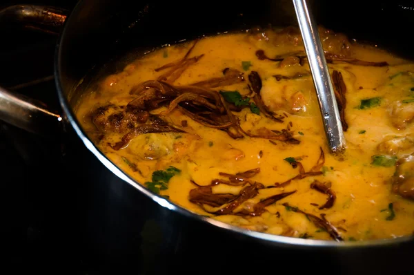 Färska pakora curry, lök bhaji, i en stekpanna, tarka — Stockfoto