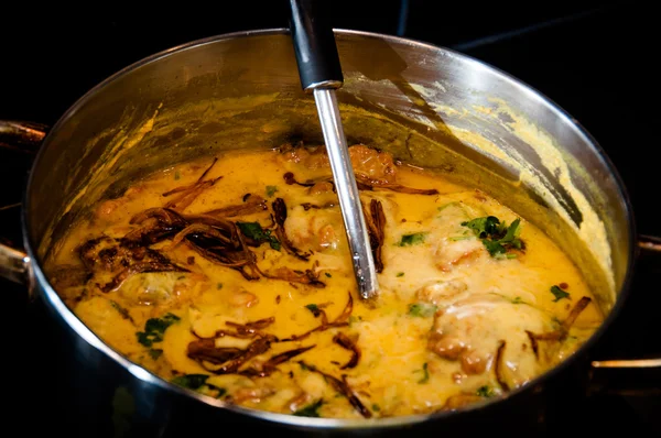 Cebola Bhaji, pakora Curry preparado na hora em uma panela — Fotografia de Stock
