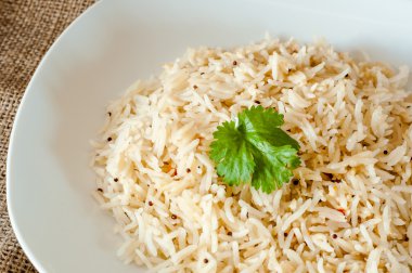 Beyaz tabak pirinç pişmiş