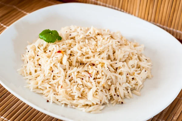Kokt ris på vit platta — Stockfoto