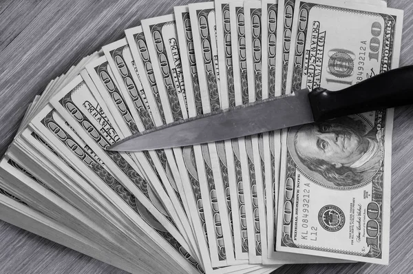 Cuchillo corta un paquete de dólares, divorcio —  Fotos de Stock