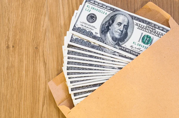 Money in brown envelop — Stock Photo, Image
