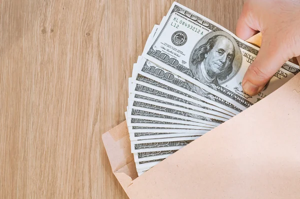 Handling money in brown envelop, bribe — Stock Photo, Image