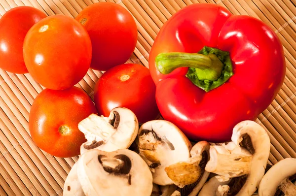 Poivre, tomates et champignons pour une utilisation de fond — Photo