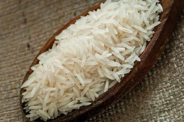 Træske med ris isoleret på Jute baggrund - Stock-foto