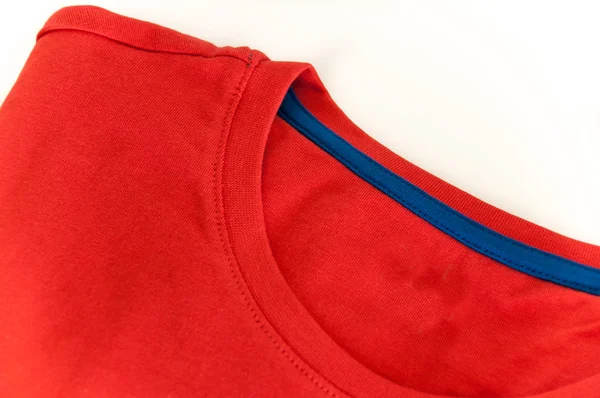 Primer plano de la camiseta roja sobre fondo blanco —  Fotos de Stock