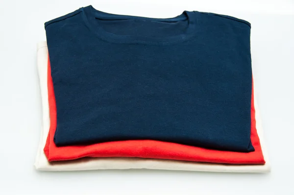 Camisetas de algodão empilhadas dobradas — Fotografia de Stock
