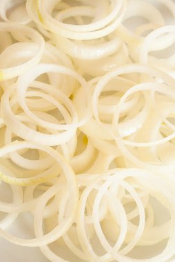 beyaz zemin üzerine soğan halkası