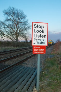 dikkat trenler işareti, dur, bak, dinle