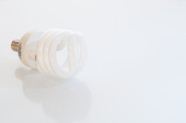 enerji tasarruflu ampul beyaz arka plan üzerinde