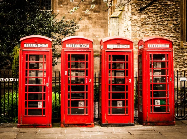 Rij van Britse rode telefooncellen — Stockfoto