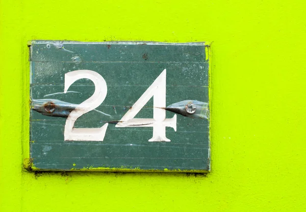 Nummer 24 op een groene muur — Stockfoto