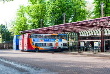 Cambridge otobüs terminaline bir yaz gününde, İngiltere
