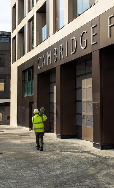 Costruttore che trasporta metallo per un cantiere a Cambridge, Regno Unito — Foto Stock