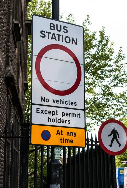 Señal para la estación de autobuses, sin acceso, sin acceso, excepto para los titulares de permisos , —  Fotos de Stock