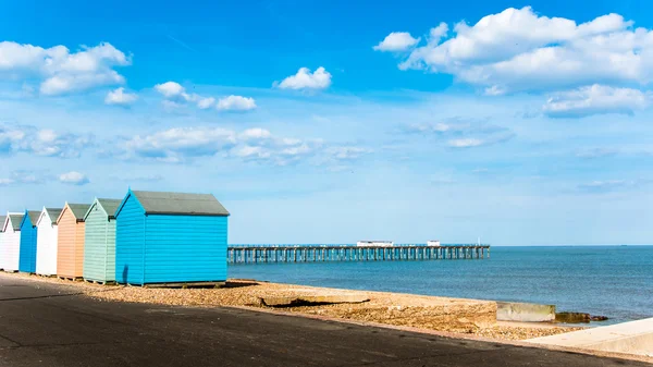 Ljusa stranden hyddor på felixstowe, suffolk, england, Storbritannien — Stockfoto