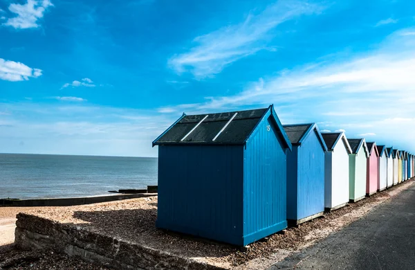 Ljusa stranden hyddor på felixstowe, suffolk, england, Storbritannien — Stockfoto