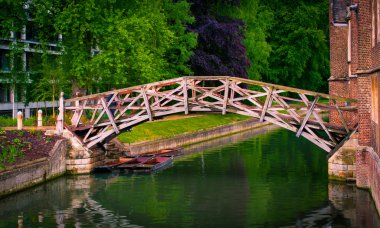 Bahar doğa manzaralı görünümünde başkanları yanındaki cam Nehri üzerinde matematiksel köprü ve matematiksel Köprüsü lodge, cambridge, İngiltere.