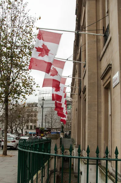 Uma linha de bandeiras canadenses fora da Canada House em Trafalgar Square, Londres — Fotografia de Stock