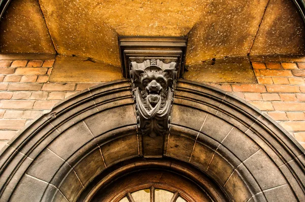 Arched eneterance door of cambridge University, Reino Unido — Foto de Stock