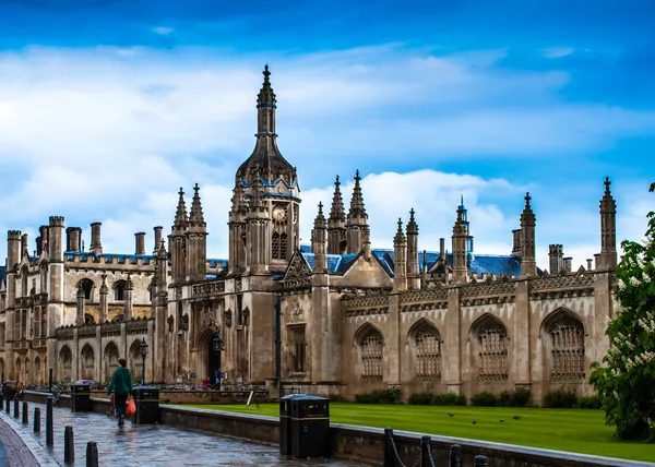 King's college Şapel ve çim önünde. Cambridge. İngiltere'de .bir ıslak bir öğleden sonra
