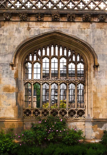 Architecture in Cambridge University, England. Kings College wall with window casting beautiful sunlight — Stock Photo, Image