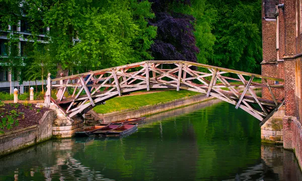Wiskundige bridge in voorjaar schilderachtig uitzicht van wiskundige brug over de rivier de cam naast voorzitters lodge, cambridge, Engeland. — Stockfoto