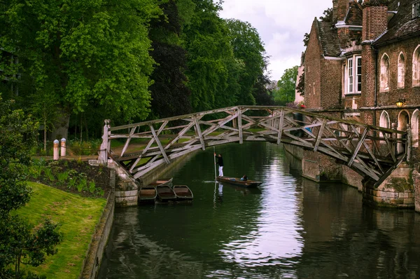 Mathematical bridge in spring over Cam river, Cambridge, England — Stock Photo, Image