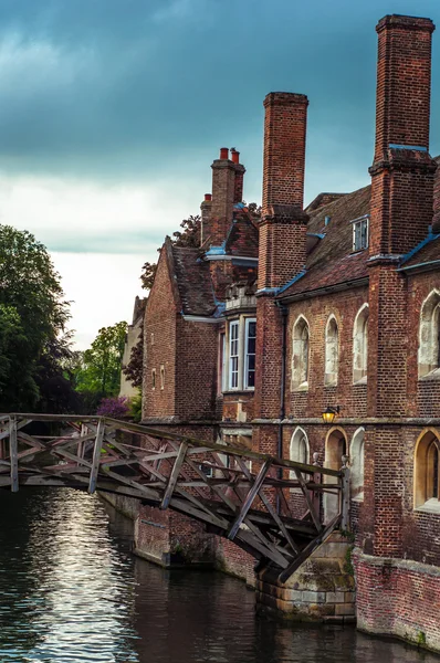 Wiskundige bridge in het voorjaar over cam rivier, cambridge, Engeland — Stockfoto
