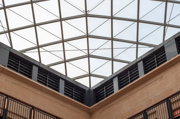 Moderní design nákupní centrum skleněná střecha panelu — Stock fotografie