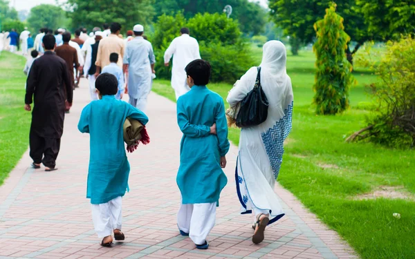 Familia musulmana va a rezar por el Eid — Foto de Stock