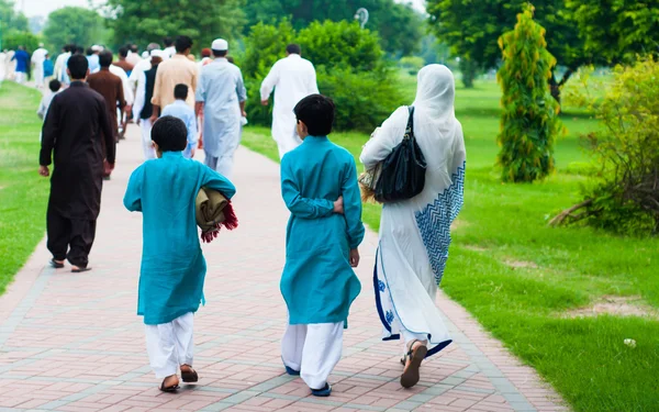 La famille musulmane va prier pour l'Aïd — Photo