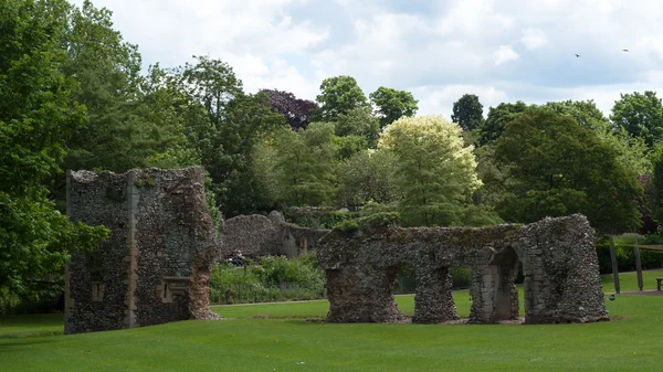 Ruiny opactwa ogród, bury st edmunds, Wielka Brytania — Zdjęcie stockowe