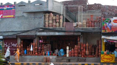 yol kenarındaki tencere satıcı Lahore, pakistan