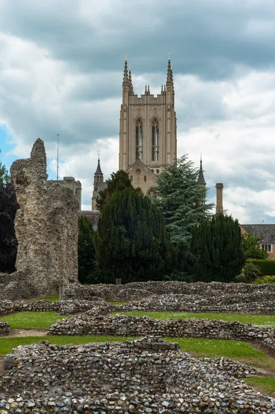 修道院花园埋葬圣埃德蒙兹，萨福克郡，英国 — 图库照片