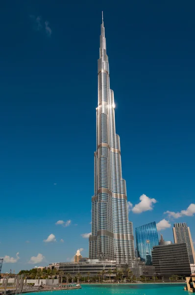 Burj khalifa an einem sonnigen Tag — Stockfoto