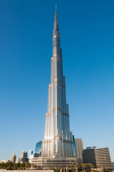 Burj khalifa an einem sonnigen Tag — Stockfoto