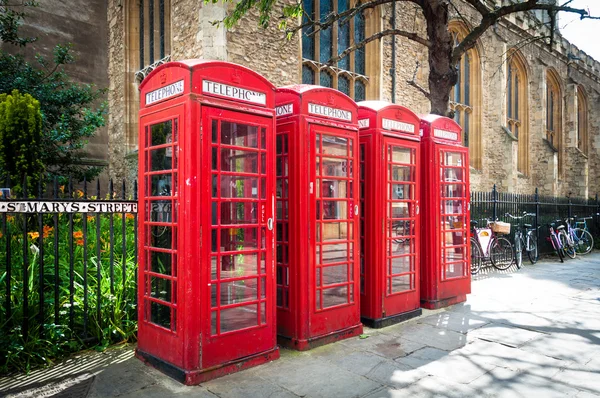 Satır vintage İngiliz kırmızı telefon kutuları — Stok fotoğraf