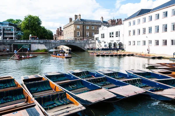 在凸轮，剑桥，英格兰，英国撑船 — 图库照片