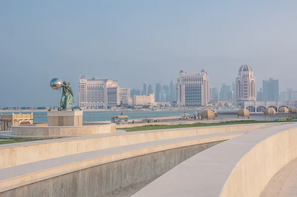 Hasznosítása a világ-szobor és a feltörekvő doha tengerpart-doha, Katar — Stock Fotó