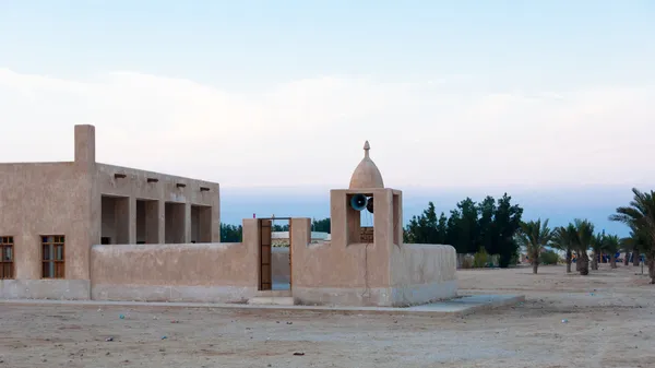 Moskeija rannalla (Simaisma) Dohassa, Qatarissa — kuvapankkivalokuva