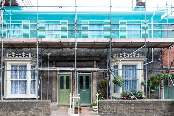 Scaffolding on front of a row of houses — Stock Photo, Image